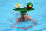 Участник соревнования по плаванию в холодной воде на юге Лондона, Великобритания