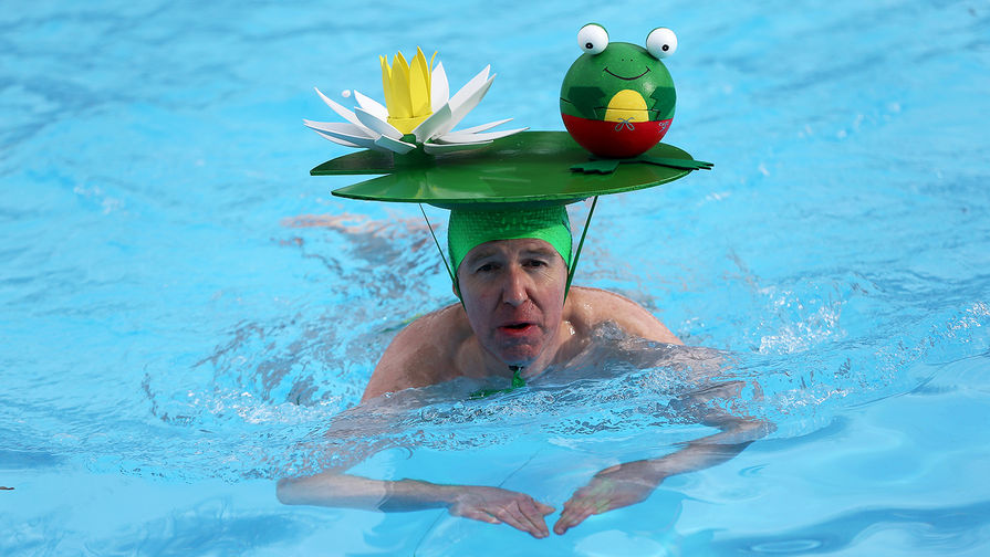 Участник соревнования по&nbsp;плаванию в&nbsp;холодной воде на&nbsp;юге Лондона, Великобритания