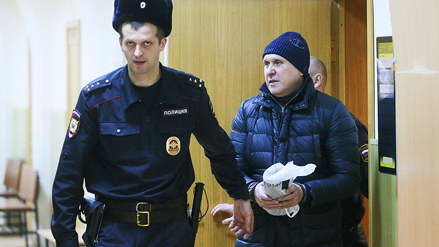 Владимир Евдокимов (справа) после ареста в Басманном суде Москвы, декабрь 2016 года