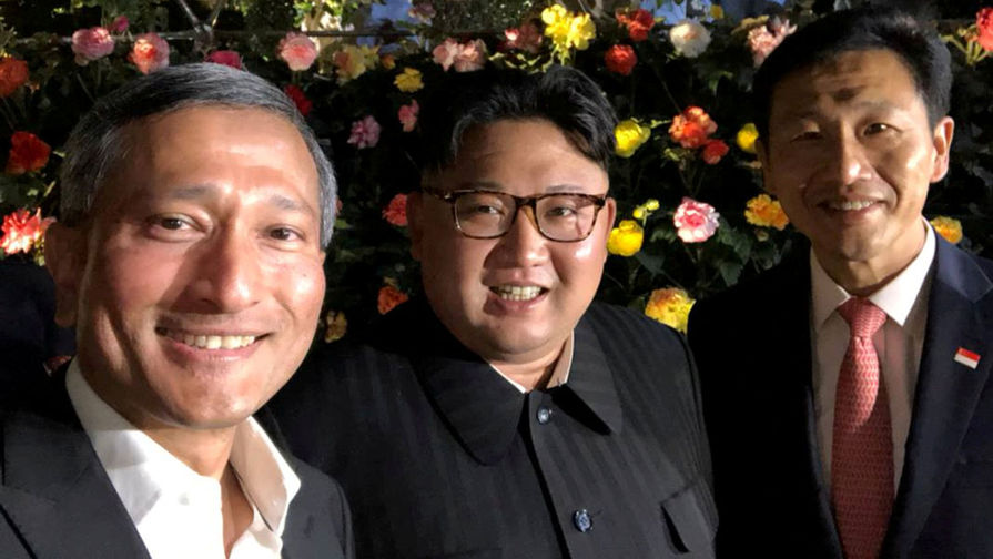 Глава МИД Сингапура Вивиан Балакришнан, лидер КНДР Ким Чен Ын и министр образования Он Е Кун
