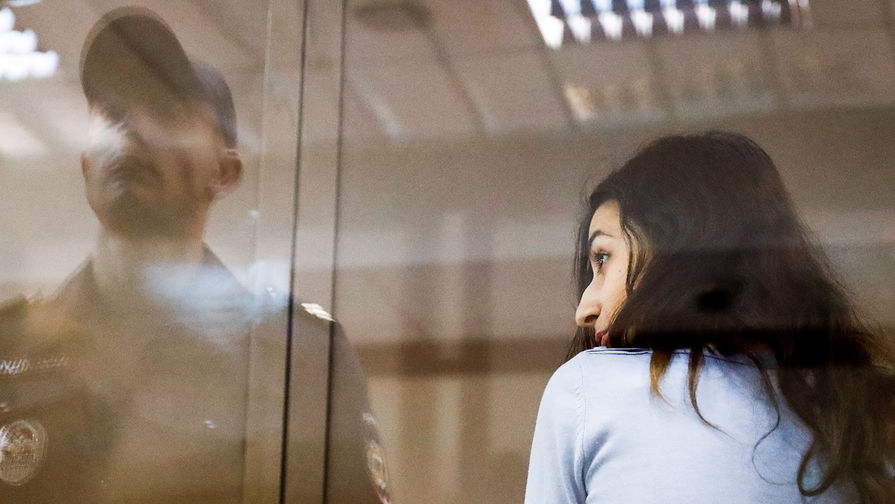 Одна из сестер Кристина Хачатурян, обвиняемая в соучастии в жестоком убийстве своего отца, во время рассмотрения жалобы на арест в Мосгорсуде