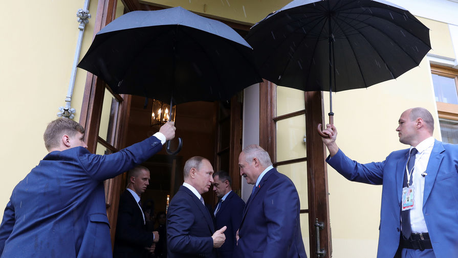 Президент России Владимир Путин и президент Белоруссии Александр Лукашенко после встречи в Таврическом дворце в Санкт-Петербурге, 18 июля 2019 года