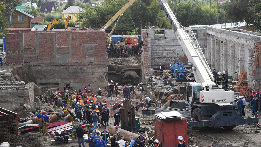 Сотрудники МЧС разбирают перекрытия, рухнувшие в строящемся здании в Новосибирске, 28 августа 2019 года 