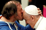 Мужчина целует папу Франциска во время еженедельной аудиенции в Ватикане, 19 февраля 2020 года