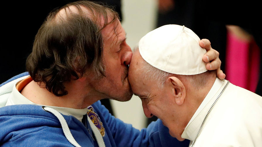 Мужчина целует папу Франциска во время еженедельной аудиенции в Ватикане, 19 февраля 2020 года