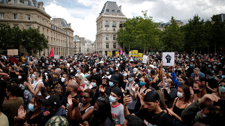 Во время акции против произвола полиции в&nbsp;Париже, 13 июня 2020 года