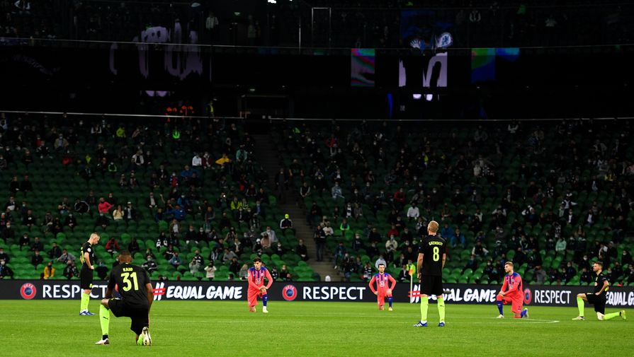 Игроки «Краснодара» Кайо Панталеан (слева), Юрий Газинский (третий справа), Маркус Берг (справа) и игроки «Челси» стоят на коленях, выражая поддержку движению Black lives matter перед началом матча 2-го тура группового этапа Лиги Чемпионов УЕФА