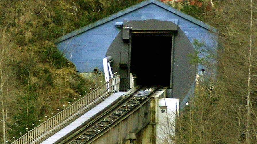 Вид на&nbsp;рельсы, ведущие к&nbsp;тоннелю, где произошел пожар, ноябрь 2000 года