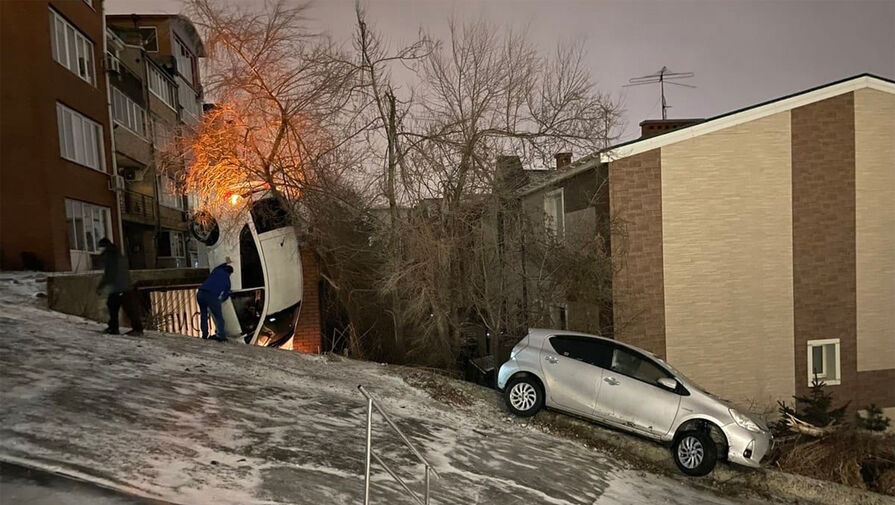Во Владивостоке автомобиль повис на дереве, скатившись по льду
