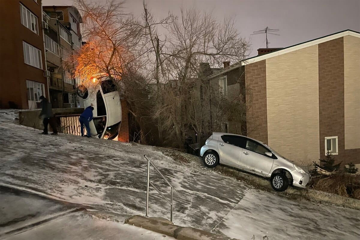 Во Владивостоке автомобиль повис на дереве, скатившись по льду - Газета.Ru  | Новости