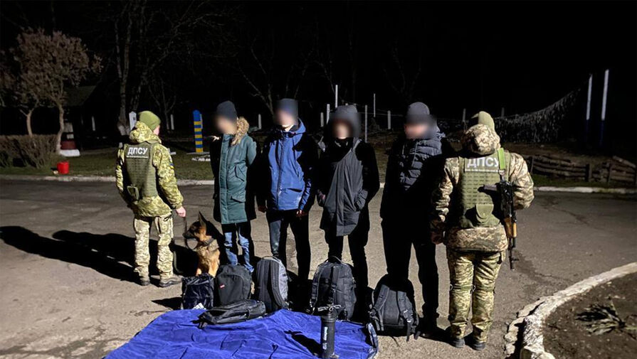 Погранслужба Украины задержала 4 мужчин, пытавшихся уплыть в Румынию на надувном матрасе