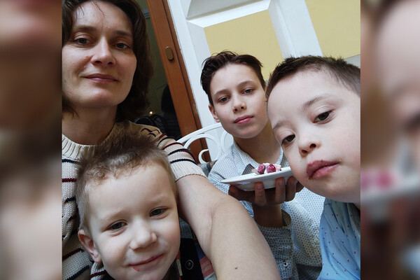 Виктория Леонова с детьми