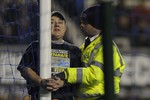 Во время матча между «Эвертоном» и «Манчестер Сити» болельщик выбежал на поле и пристегнул себя наручниками к штанге