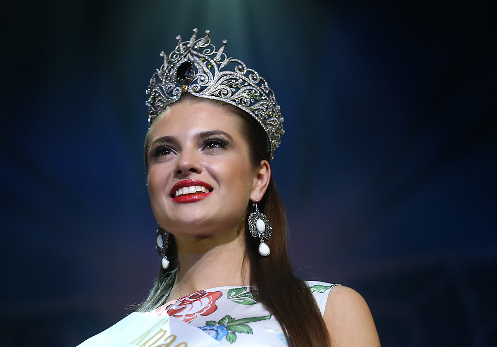 Анастасия Трусова, ставшая победительницей 19-го ежегодного Национального фестиваля красоты и талантов «Краса России–2013», на церемонии награждения во время финального шоу в театре «Россия»