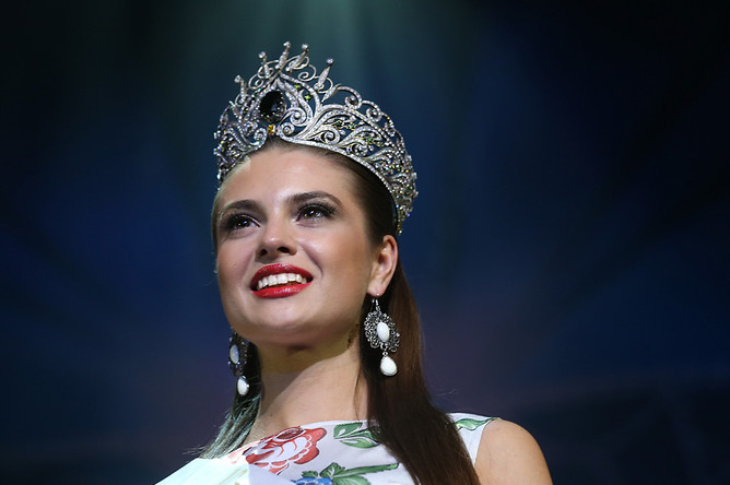 Анастасия Трусова, ставшая победительницей 19-го ежегодного Национального фестиваля красоты и талантов «Краса России–2013», на церемонии награждения во время финального шоу в театре «Россия»
