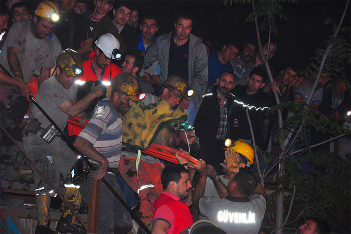 Спасатели выносят из&nbsp;шахты пострадавшего в&nbsp;результате взрыва шахтера