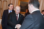 Владимир Путин пожимает руку Петру Порошенко