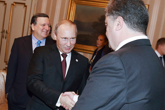 Владимир Путин пожимает руку Петру Порошенко