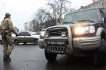 Автомобиль 24-го отдельного штурмового батальона вооруженных сил Украины «Айдар» у здания минобороны Украины