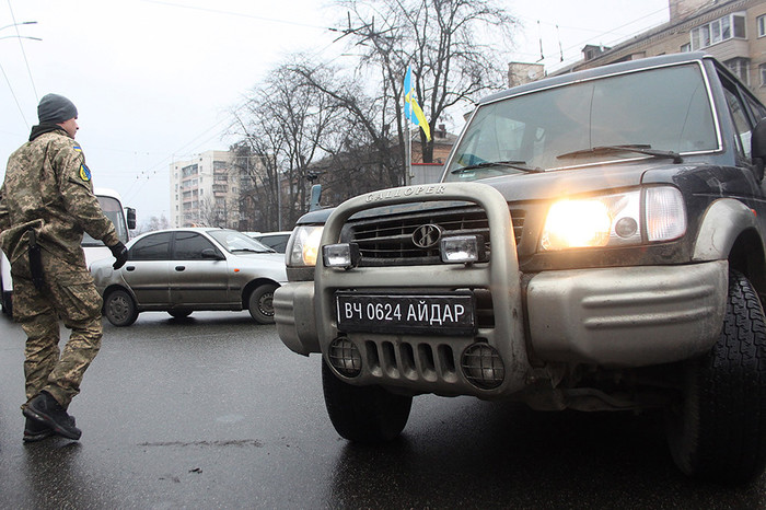 Автомобиль 24-го отдельного штурмового батальона вооруженных сил Украины &laquo;Айдар&raquo; у&nbsp;здания минобороны Украины