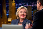 Кандидат в президенты США от Демократической партии Хиллари Клинтон и телеведущий Джимми Фэллон во время съемок программы The Tonight Show