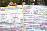 Участники митинга против высоких тарифов и за повышение зарплат педагогам у здания Верховной рады в Киеве