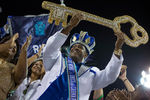 Король карнавала Момо, Фабио дос Сантос Антунеш, держит ключ от города на церемонии официального начала карнавала в Рио-де-Жанейро, Бразилия