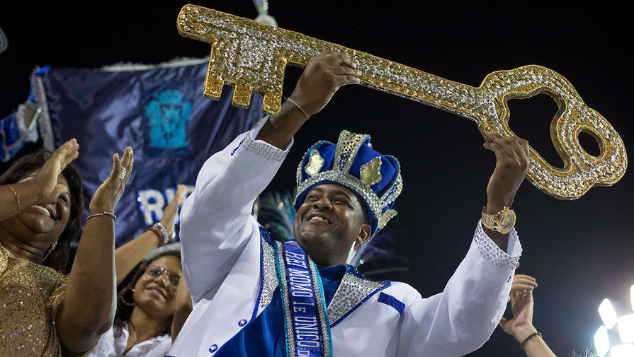 Король карнавала Момо, Фабио дос Сантос Антунеш, держит ключ от города на&nbsp;церемонии официального начала карнавала в&nbsp;Рио-де-Жанейро, Бразилия