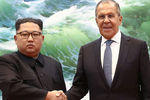 Высший руководитель КНДР Ким Чен Ын и глава МИД России Сергей Лавров во время встречи в Пхеньяне, 31 мая 2018 года