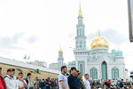 Празднование Курбан-байрама близ Московской соборной мечети, 21 августа 2018 года