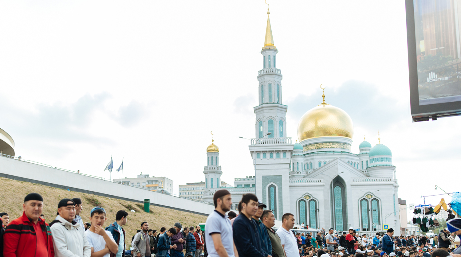 Празднование Курбан-байрама близ Московской соборной мечети, 21 августа 2018 года