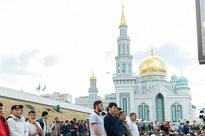 Празднование Курбан-байрама близ Московской соборной мечети, 21 августа 2018 года