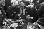 Сахалинская область. Родственники погибших, приехавшие на открытие памятника пассажирам южнокорейского «Боинга», у вскрытого могильника с остатками авиалайнера, 10 сентября 1993 года