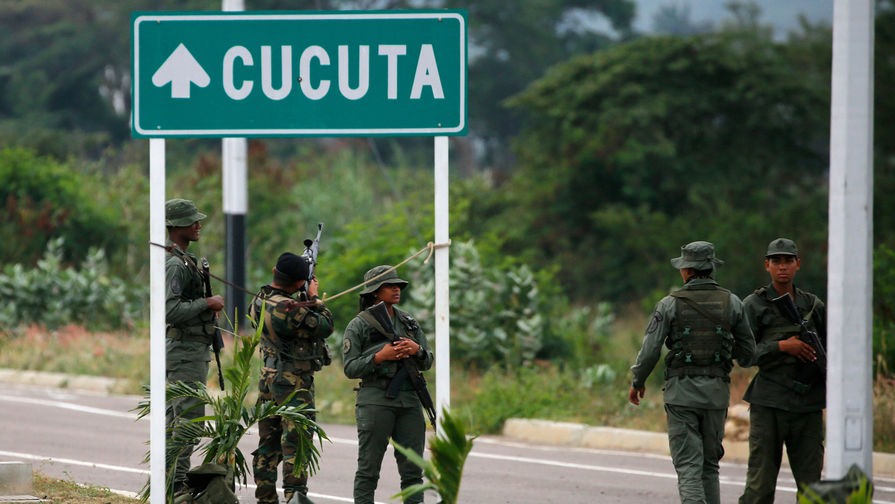 Военнослужащие армии Венесуэлы около моста на границе с Колумбией, 8 февраля 2019 года
