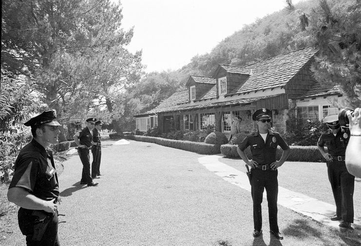 Полиция на&nbsp;месте убийства Шэрон Тейт в&nbsp;Лос-Анджелесе, 9 августа 1969 года