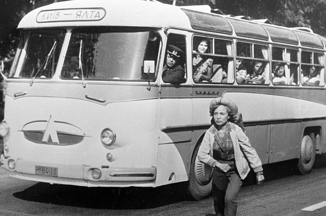 Актриса Надежда Румянцева в фильме «Королева бензоколонки», 1963 год
