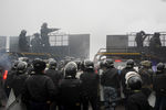 Столкновения демонстрантов и полиции в Алматы во время акции протеста, 5 января 2022 года