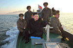 Ким Чен Ын во время прогулки на военном катере, 2013 год
