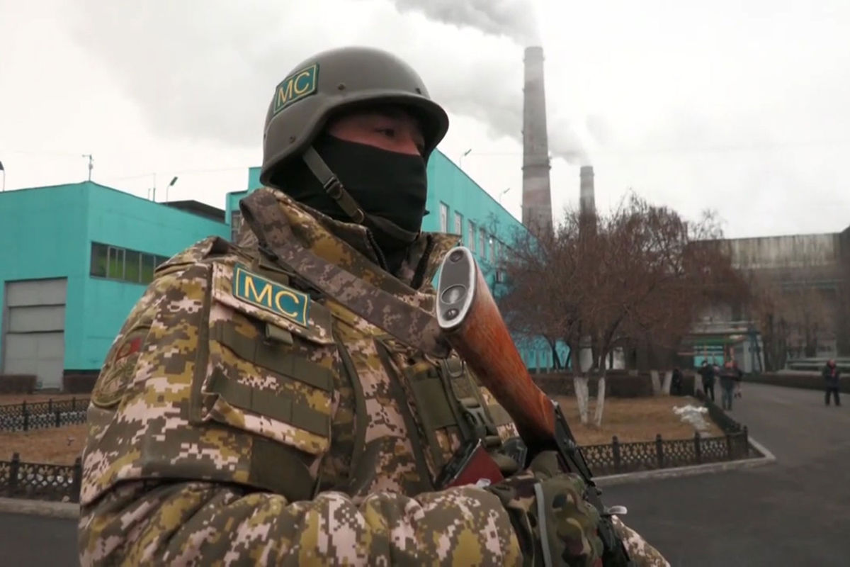 Военнослужащий из состава контингента миротворческих сил ОДКБ (Организация Договора о коллективной безопасности)