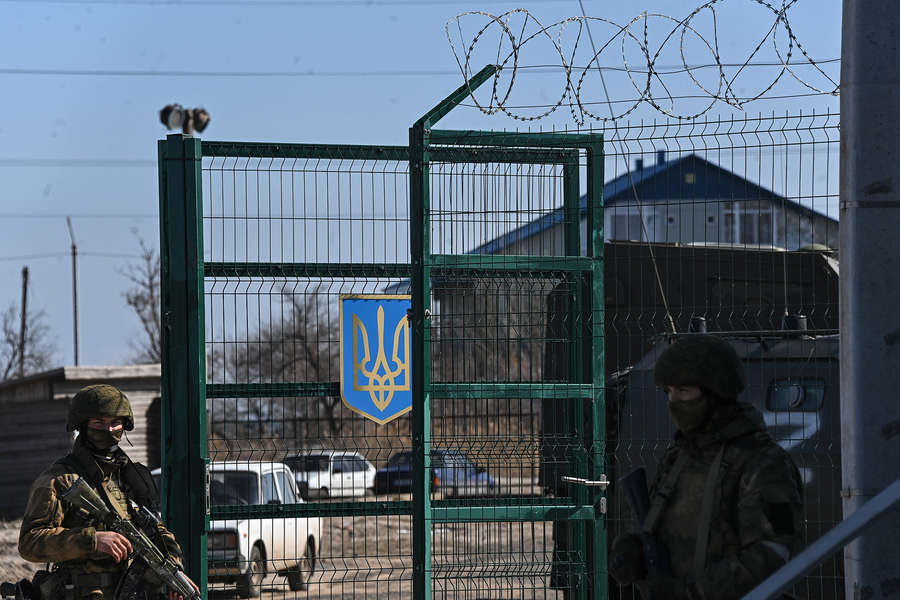 Российские военнослужащие у ворот взятой под контроль базы Военно-морских сил Украины в Бердянске, 13 марта 2022 года 