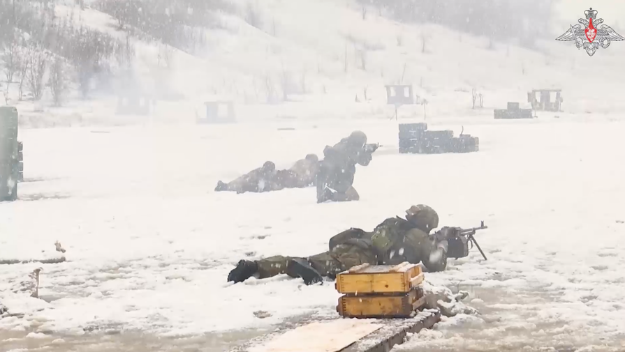 Минобороны России показало кадры подготовки спецназа ЗВО в условиях снегопада