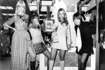 Британский модельер Мэри Куант (справа) машет рукой, позируя с моделями: слева направо Аманда Тир, Рори Дэвис и Пенни Йейтс, Лондон, Англия, 25 октября 1968 год