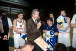 Сергей Белов вместе с игроками во время отборочного матча по баскетболу чемпионата Европы между сборными Англии и России, 1996 год