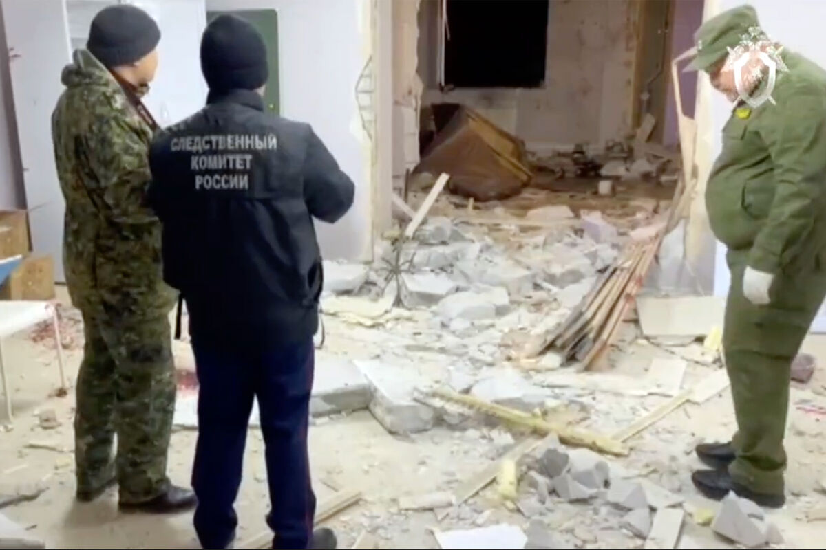 Сотрудники СК РФ на месте взрыва в центре медиации и образовательных услуг на улице Клыкова в Элисте, 11 февраля 2024 года
