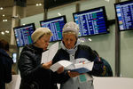 Пассажиры отмененных рейсов проверяют документы в аэропорту Пулково