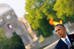 Президент США Барак Обама на фоне мемориала мира в Хиросиме