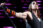 Вокалист группы Red Hot Chili Peppers Энтони Кидис во время концерта в Цюрихе, 2006 год