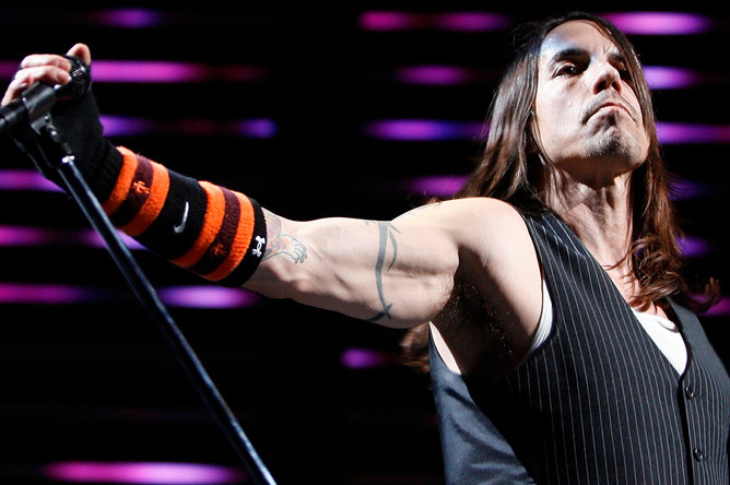 Вокалист группы Red Hot Chili Peppers Энтони Кидис во время концерта в Цюрихе, 2006 год