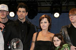 Долорес О'Риордан, ее дочь Молли и испанский певец Мигел Анджел Муньос на премии EBBA, 2008 год 