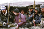 Чеченские боевики, вооруженные гранатометами, перед отправлением в зону боевых действий, 13 декабря 1994 года